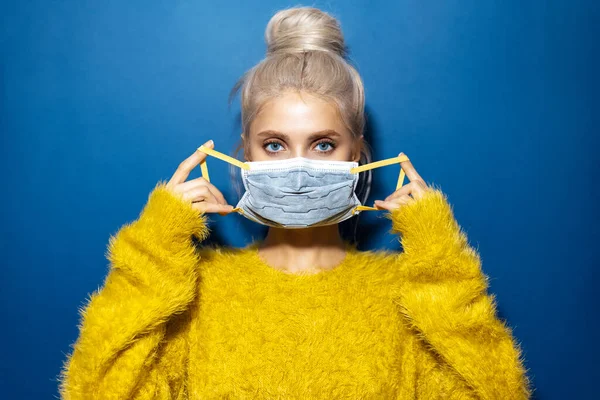 Retrato Estúdio Menina Com Pão Cabelo Loiro Usando Máscara Facial — Fotografia de Stock