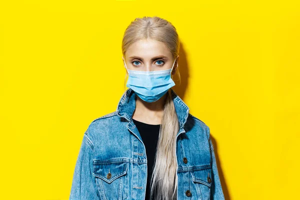 Studio Portret Van Jong Blond Meisje Spijkerjasje Dragen Medische Masker — Stockfoto