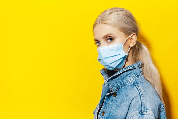 Studio Porträtt Ung Blond Flicka Med Blå Ögon Bär Medicinsk — Stockfoto