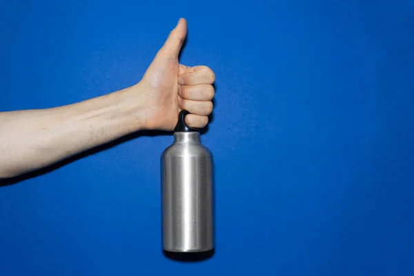 Primer Plano Mano Masculina Sosteniendo Botella Agua Aluminio Mostrando Los — Foto de Stock