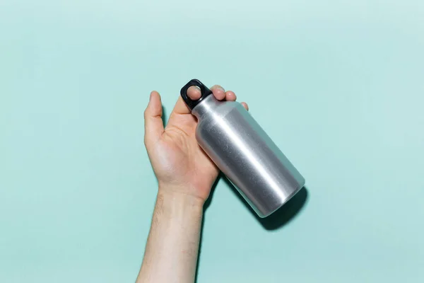 Primer Plano Mano Masculina Sosteniendo Eco Botella Agua Termo Aluminio — Foto de Stock