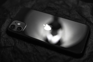 Moldova, Chisinau - 03.11.2019: Siyah iPhone 11 'in koyu dokulu arkaplanı.