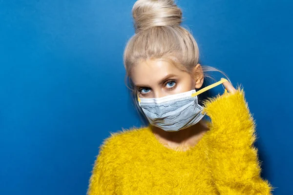 Studio Porträtt Ung Blond Flicka Som Tar Medicinsk Ansiktsmask Mot — Stockfoto