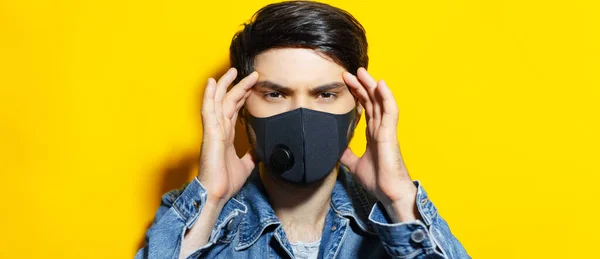 Studio Portrait Young Guy Hands Head Wearing Black Respiratory Face — Stock Photo, Image