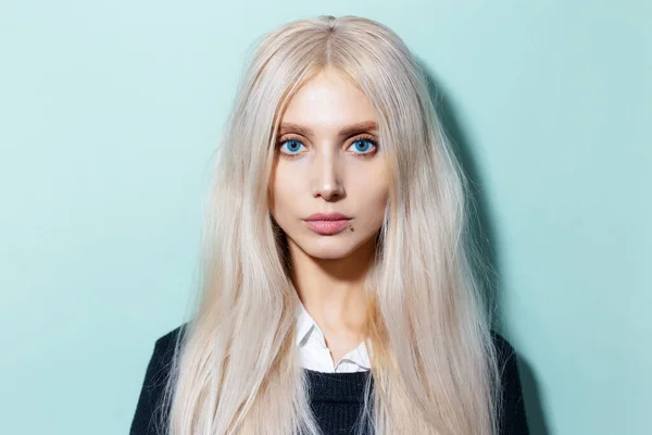 Retrato Menina Loira Bonita Jovem Com Olhos Azuis Lábios Rosa — Fotografia de Stock