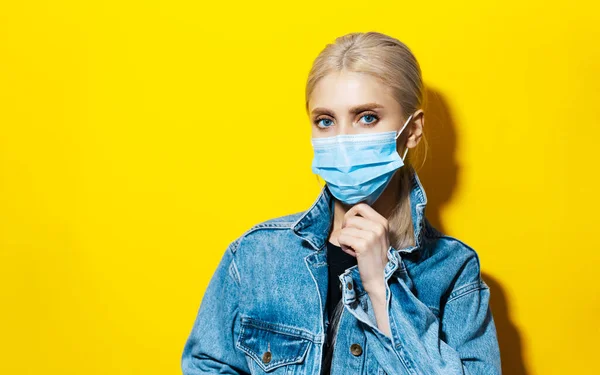 Studio Porträtt Ung Blond Flicka Denim Jacka Bär Medicinsk Ansiktsmask — Stockfoto