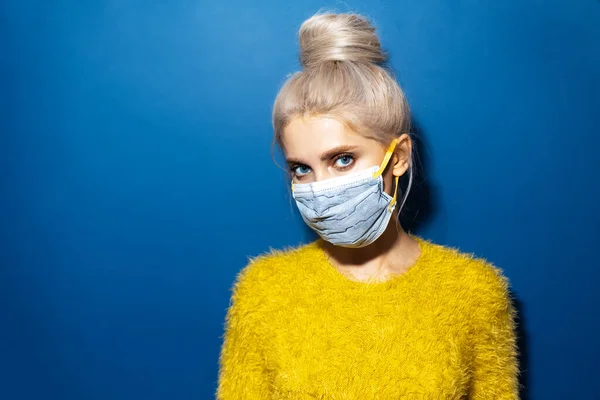 의학적 호흡기 마스크를 코로나 바이러스에 맞서고 소녀의 스튜디오 청색의 — 스톡 사진