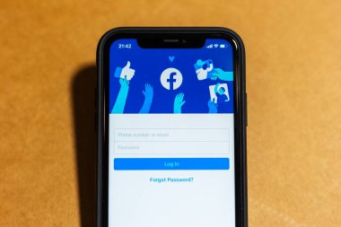 Moldova, Chisinau - 05.07.2020: iPhone ekranında Facebook uygulamasının yakın çekimi açıldı.