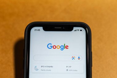 Moldova, Chisinau - 05.07.2020: iPhone ekranında açık Google uygulamasının yakın plan görüntüleri.