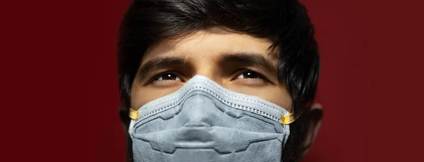 Primer Plano Cara Masculina Con Máscara Gripe Médica Contra Coronavirus —  Fotos de Stock