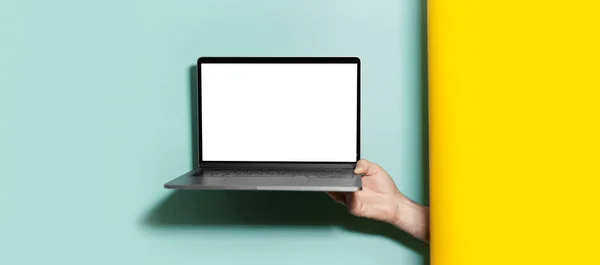 Közelkép Férfi Kéz Gazdaság Laptop Mockup Között Két Stúdió Háttér — Stock Fotó