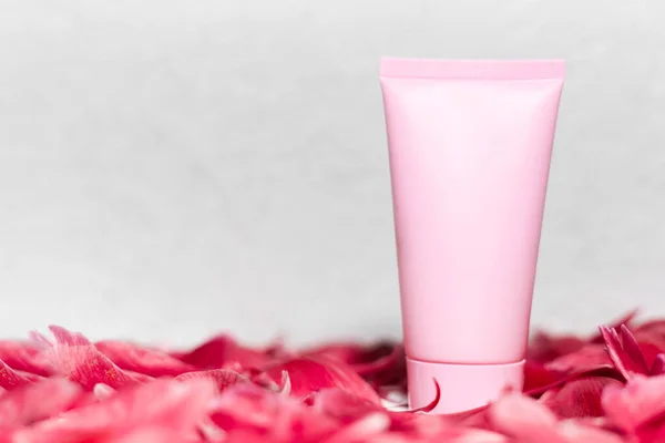 Close Van Roze Cosmetische Buis Met Mockup Staan Koraal Bloemblaadjes — Stockfoto