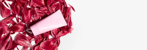 Вид Сверху Розовой Косметической Трубки Лепестках Красных Цветов Белом Фоне — стоковое фото