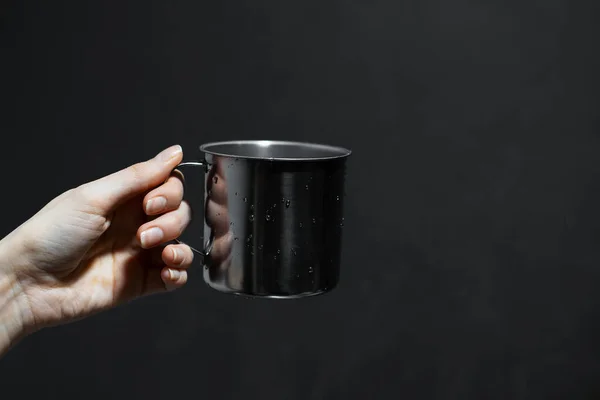 黒を基調とした手押しスチール製マグカップのクローズアップ — ストック写真