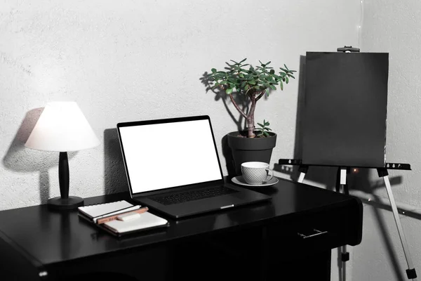 Mesa Trabalho Casa Freelancer Com Laptop Mesa Caderno Esboços Cavalete — Fotografia de Stock