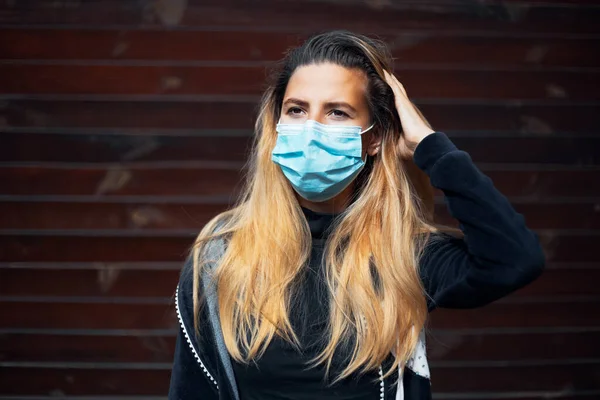 Buiten Portret Van Een Jong Meisje Met Een Medisch Griepmasker — Stockfoto