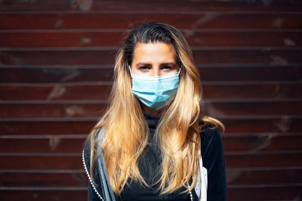 Buiten Portret Van Een Jong Meisje Met Een Medisch Griepmasker — Stockfoto