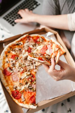 Elle tutulan pizza. Tam ekran pizzalar.