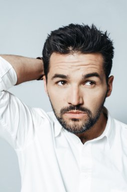 Yakışıklı bir genç adam duygular gösterir