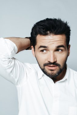 Yakışıklı bir genç adam duygular gösterir