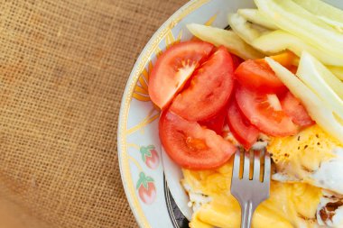 Ev yapımı kahvaltı sebze ve sahanda yumurta