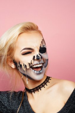 Cadılar Bayramı için yüzündeki çizgiler ile kız