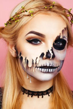 Cadılar Bayramı için yüzündeki çizgiler ile kız