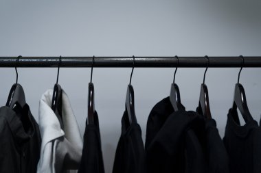 Mağazadaki askılarda asılı giysiler