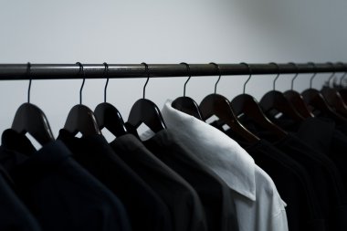 Mağazadaki askılarda asılı giysiler