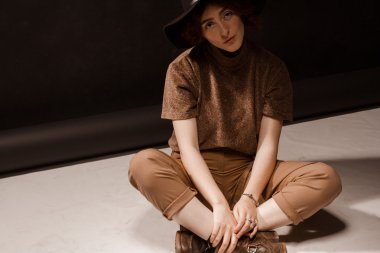 Studio katta oturan kız