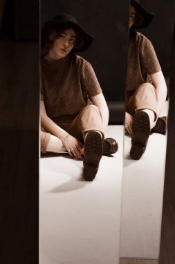 Studio katta oturan kız