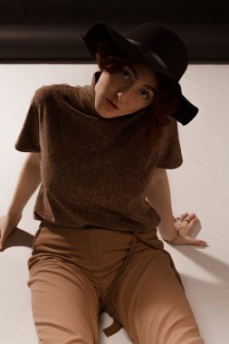 Studio katta oturan kız