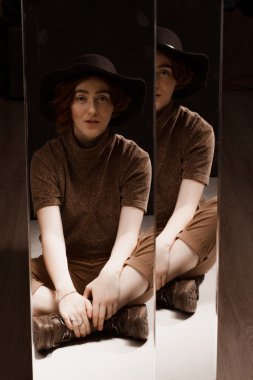 Studio katta oturan kız