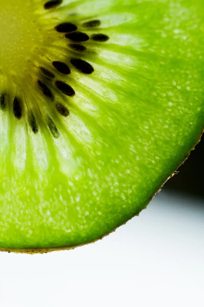 Kiwi maduro y jugoso sobre un fondo blanco — Foto de Stock