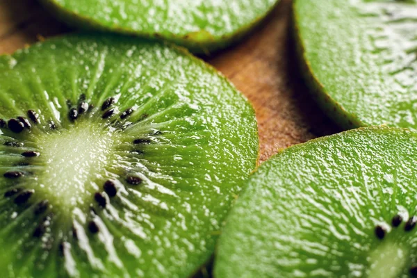 Kiwi maduro y jugoso sobre un fondo de madera — Foto de Stock