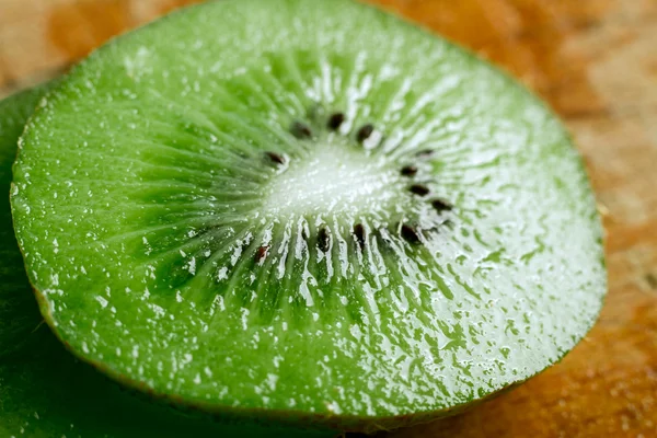 Kiwi maduro y jugoso sobre un fondo de madera — Foto de Stock