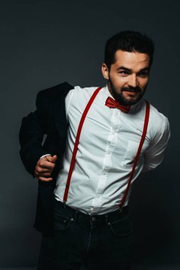 Duygusal adam kameraya gülümseyen