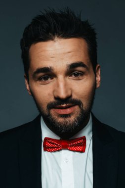 Duygusal adam kameraya gülümseyen