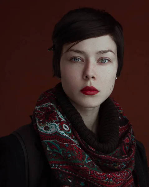 Portrait d'une fille aux cheveux courts et aux lèvres rouges — Photo