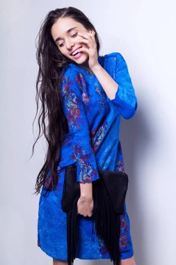 İç poz sıcak kış elbiseli güzel kız