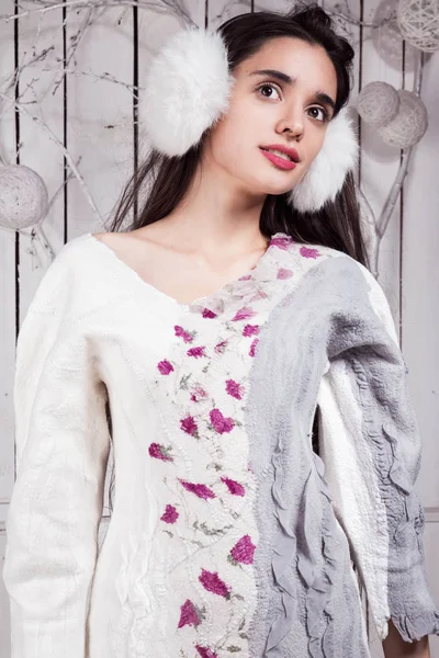 Красивая девушка в теплом зимнем платье позирует в интерьере — стоковое фото