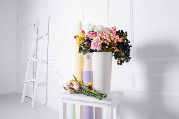 Bright interior with flowers — Stock Photo, Image