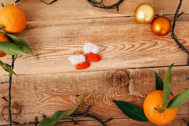 Çelenk ve mandalina Noel kompozisyonu