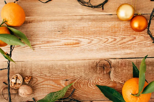 Çelenk ve mandalina Noel kompozisyonu