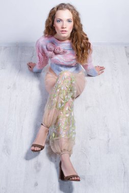 Stüdyoda poz şık elbiseli güzel kıvırcık kız