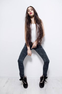 Beyaz vücut elbiseli uzun saçlı güzel kız 