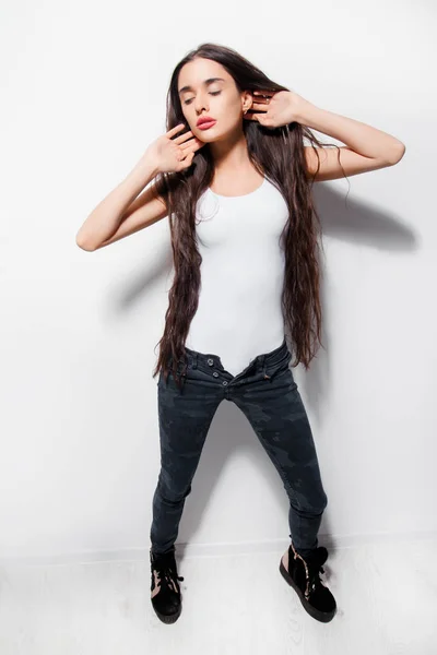 화이트 바디 슈트에 긴 머리를 가진 아름 다운 소녀 — 스톡 사진