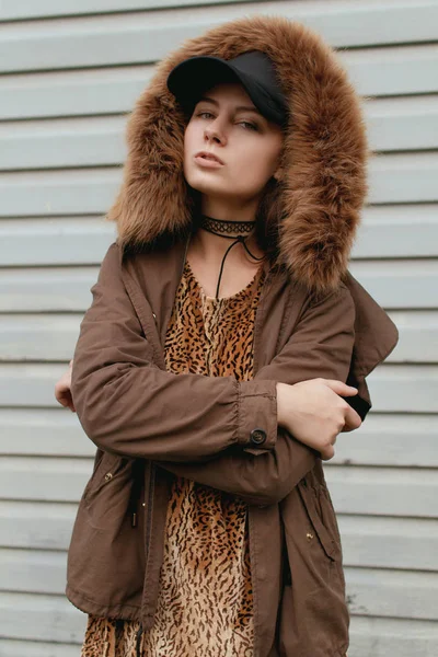 La chica con una gorra y un vestido de leopardo posando en la calle — Foto de Stock