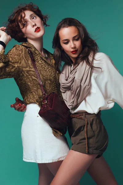 Zwei schöne Mädchen auf grünem Hintergrund — Stockfoto