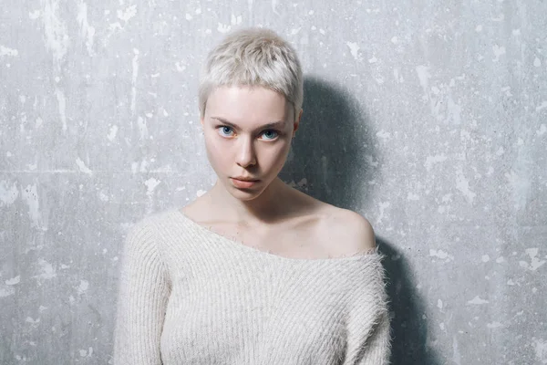 Beton duvara poz güzel sarışın kız